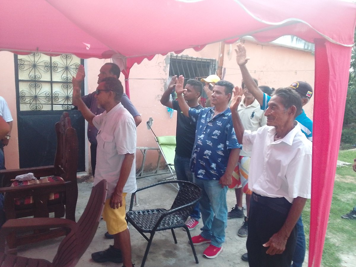 CarlosGuin7's tweet photo. Ayer 24/5/24, Hora 6:30 pm.juramentacion del comandito del centro de votación Grupo escolar Taborda, PQ.Democracia,Pto Cabello, Sector Taborda Esté, a cargo de nuestro Secretario general Seccional Frammi Hernández, bajó la responsabilidad del Sec. Org.Parroquial Julio Silva. https://t.co/9Pndil61Hn