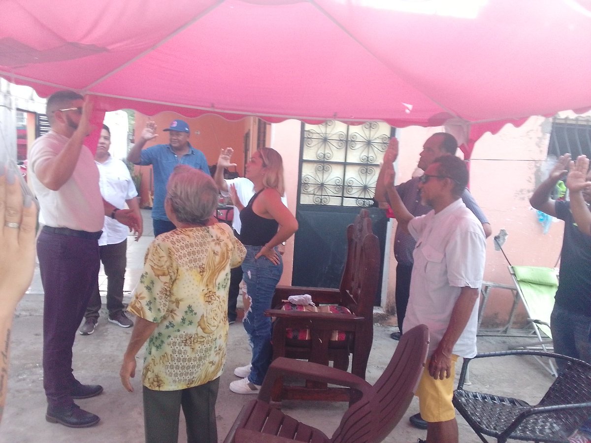 CarlosGuin7's tweet photo. Ayer 24/5/24, Hora 6:30 pm.juramentacion del comandito del centro de votación Grupo escolar Taborda, PQ.Democracia,Pto Cabello, Sector Taborda Esté, a cargo de nuestro Secretario general Seccional Frammi Hernández, bajó la responsabilidad del Sec. Org.Parroquial Julio Silva. https://t.co/9Pndil61Hn