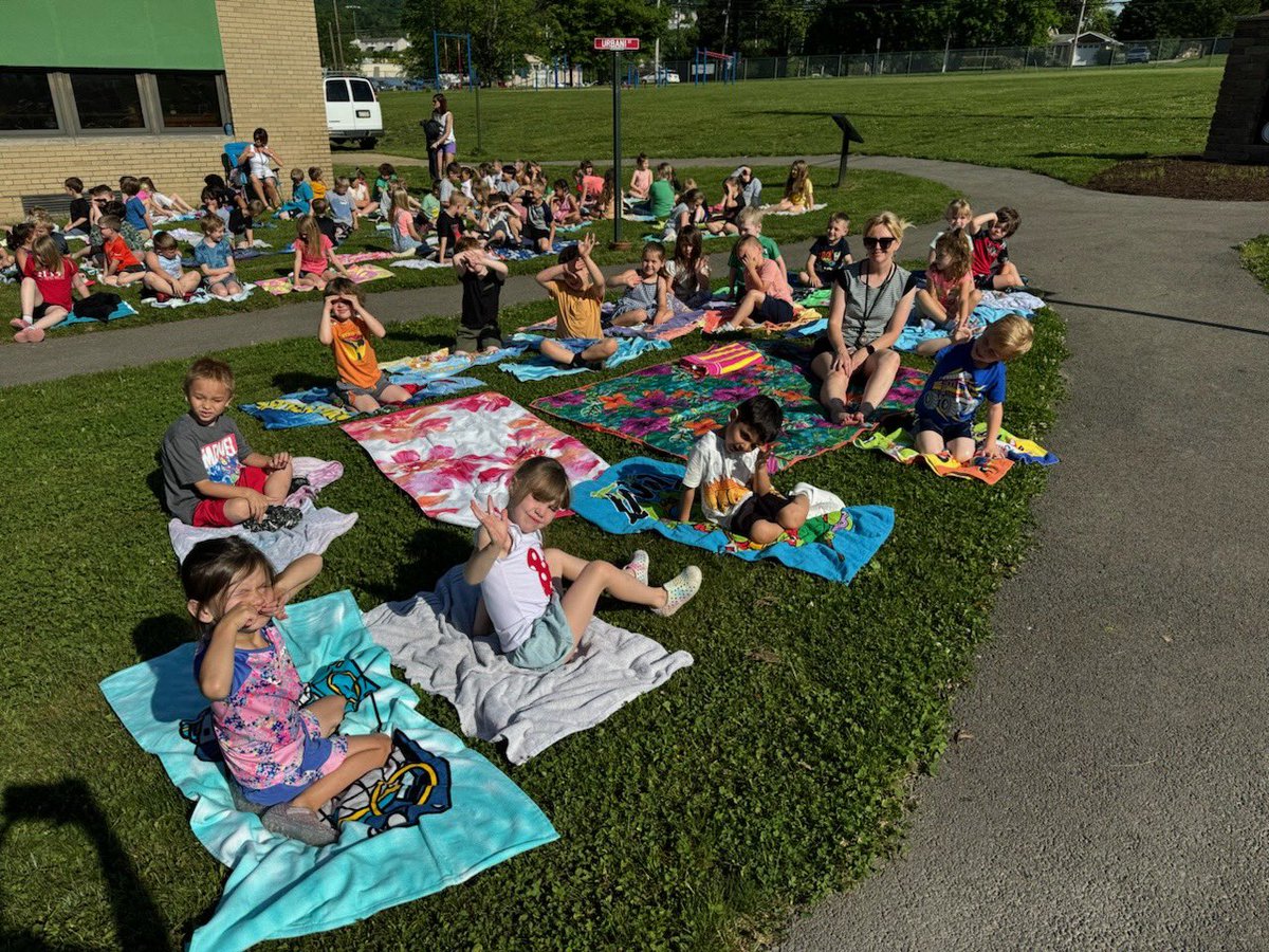 IndianaAreaSD's tweet photo. 🎶BF kicked off Remake Learning Day with a Concert on the Lawn in the Outdoor Learning Space!✨🎷The amazing Junior High Jazz Ensemble, led by Mr. Zach Karcher, performed some tunes for us while a soloist sang a  song!🎤💕 A lovely way to start our school day!❤️ #proudBFprincipal https://t.co/NIZphl2Zio
