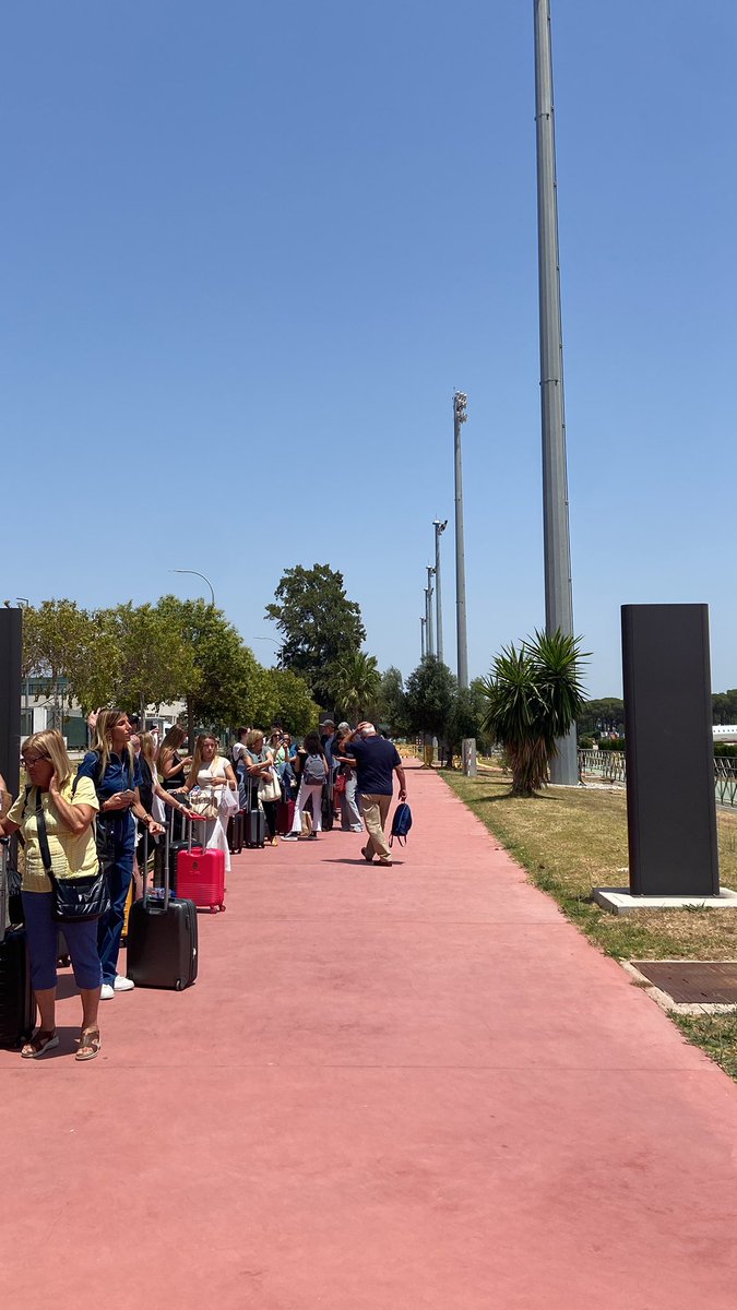 Livirii's tweet photo. Hoy hace 30° y ya molesta el Sol pero ¿y en julio y agosto? En Jerez se alcanzan temperaturas de +45° algunos días. ¿Cómo puede ser que @aena haga esperar a los pasajeros al aire libre para embarcar en un descampado sin un toldo ni un acondicionamiento digno? 
#aeropuertodejerez https://t.co/otcXKOxMnU