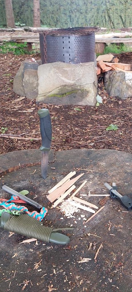 krafty148's tweet photo. When you can't get to the @thebushcraftshow next best thing is to hold your own #bushcraftparty for @ancrumoutdoorcentre

#moraknives #bushcraft #firepits #firestarter #flintandsteel #bushcraftknife #bushcraftskills #Dundee #survial #survivalskills #survialparty https://t.co/gZNNE1vidg
