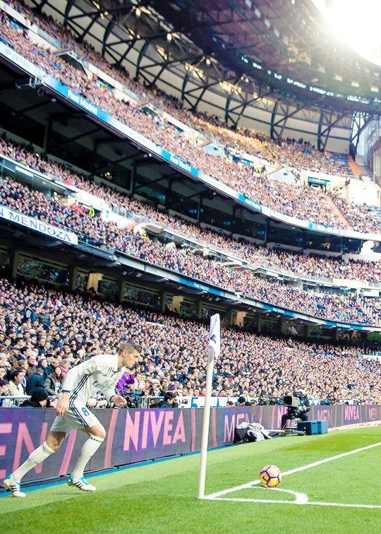 Hoy es el último día que veremos a Toni Kroos lanzar un corner en el Bernabéu se nos va una década prodigiosa.
#HalaMadrid