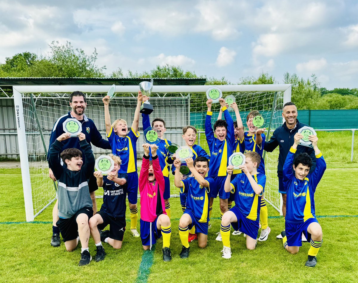 PangCheeseShop's tweet image. We are super proud of the wonderful @pangfootball U10 team (who, incidentally, have the best shirt sponsors…) as they WON the Berkshire Youth Development League Cup last weekend. The match went to penalties but they held their nerve to bring the trophy back to #Pangbourne 👍🏻