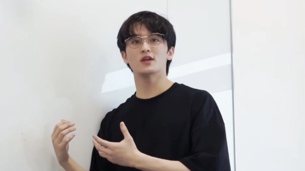 Ieemarkees's tweet photo. got a crush on this mark guy https://t.co/0YY3eYQX9c