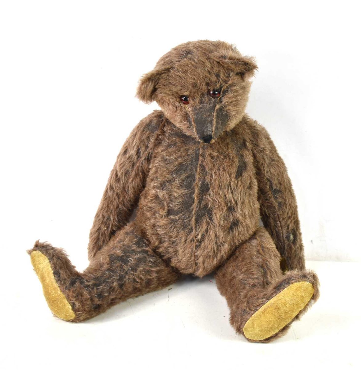 Ready to meet a vintage charmer? 🧸 Check out Lot 415 at Stamford Auction Rooms on May 25: a Steiff-style, straw-filled teddy bear, waiting for a new home. Don't miss out! 🐻💼 Bid here: tinyurl.com/3t99skad #VintageCollectibles #ToyAuction