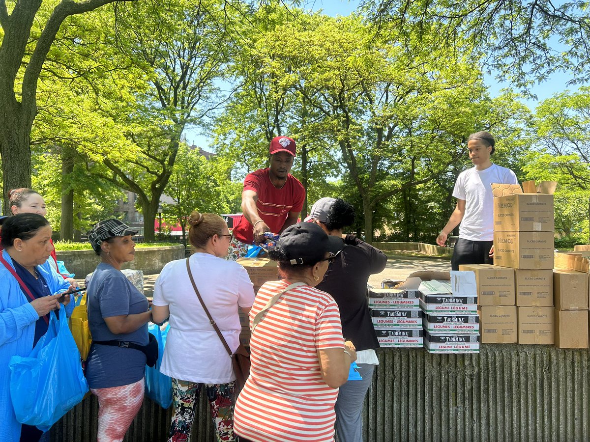 ibarrow1718's tweet photo. yesterday in @sedgwickpark for @wearetheory9 Monthly food drive. Thank you to all our partners &amp; sponsors especially @nycommonpantry !!! Big Thanks to the village! Y’all know the Vibes! Next Month! Same Place! Same Time! #iSandNewYork #Theory9 https://t.co/TR5EmJwlu3