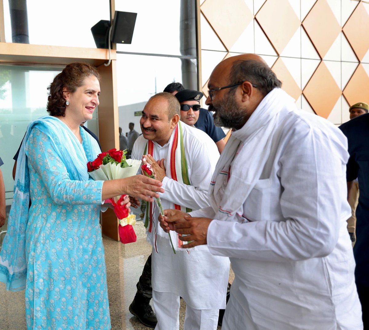 AjayLalluINC's tweet image. गोरखपुर में आयोजित &apos;न्याय संकल्प सभा&apos; के लिए पहुंचीं दीदी प्रियंका जी का स्वागत।