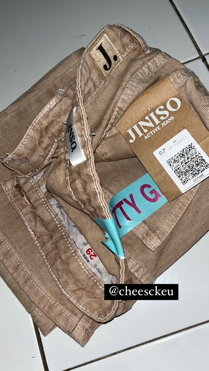 cheesckeu's tweet photo. Guys aku mau PRELOVED celana Jiniso ukuran 29. 
Alasan dijual karna salah ukuran, baru di coba sekali aja. Labelnya belum di copot.

Panjang sisi luar : 98 cm
Panjang sisi dalam : 72 cm

Kalo mau checkout lewat shopee boleh dm^^ https://t.co/GZjDEyLkNe