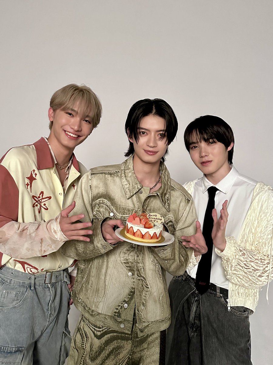 genjibu_sdr's tweet photo. ★週刊げんじぶ

JUNON TVにて「週刊げんじぶ」更新。

JUNON8月号の撮影にて、お祝いしていただいた様子を撮影して参りました。

#PR
#原因は自分にある。
#小泉光咲 #桜木雅哉 #杢代和人 

https://t.co/kdzaeuTH5M https://t.co/y5SRioBp2y