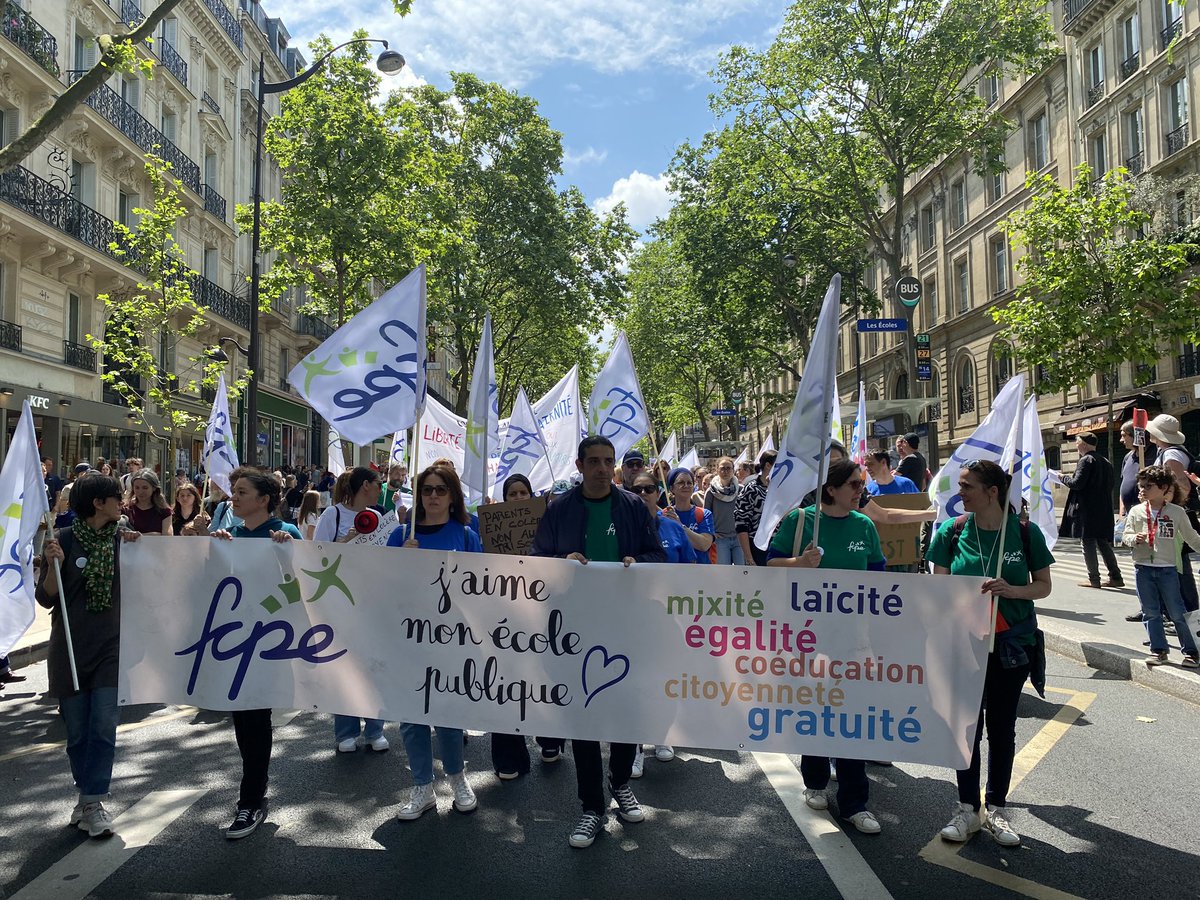 FCPE_nationale's tweet photo. Les parents d’élèves #FCPE venus en nombre ce #25mai pour revendiquer une école du vivre ensemble. Le tri scolaire, c’est non. #Paris #ChocDesSavoirs #J❤️MonEcolePublique https://t.co/DJqnutjYnv