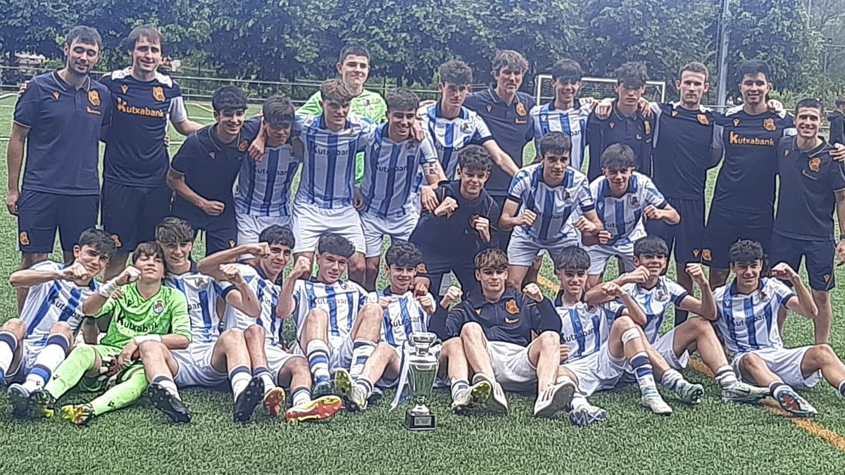 RealSociedadEUS's tweet photo. 🏆 Gure Ohorezko Kadetea, Gipuzkoako txapeldun finalean @cf_tolosa 1-4 mendean hartu ondoren. Zorionak! 👏💙

#Zubieta https://t.co/G8kr7R5xk2