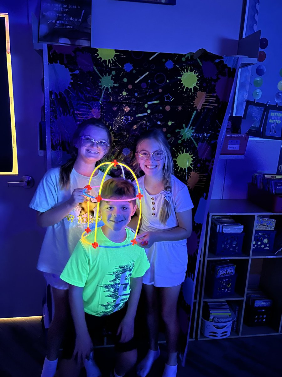 Gateway_Gators's tweet image. #GatewayGators🐊 Glow learning in 3rd grade #LeeSchools