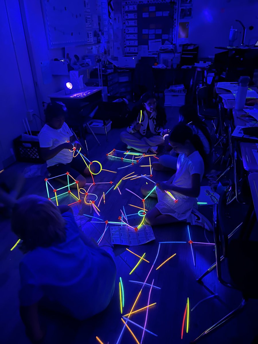 Gateway_Gators's tweet image. #GatewayGators🐊 Glow learning in 3rd grade #LeeSchools