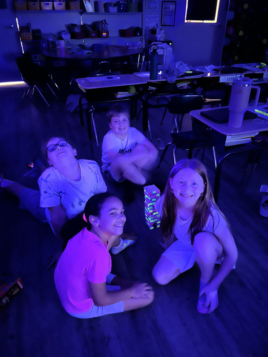 Gateway_Gators's tweet image. #GatewayGators🐊 Glow learning in 3rd grade #LeeSchools