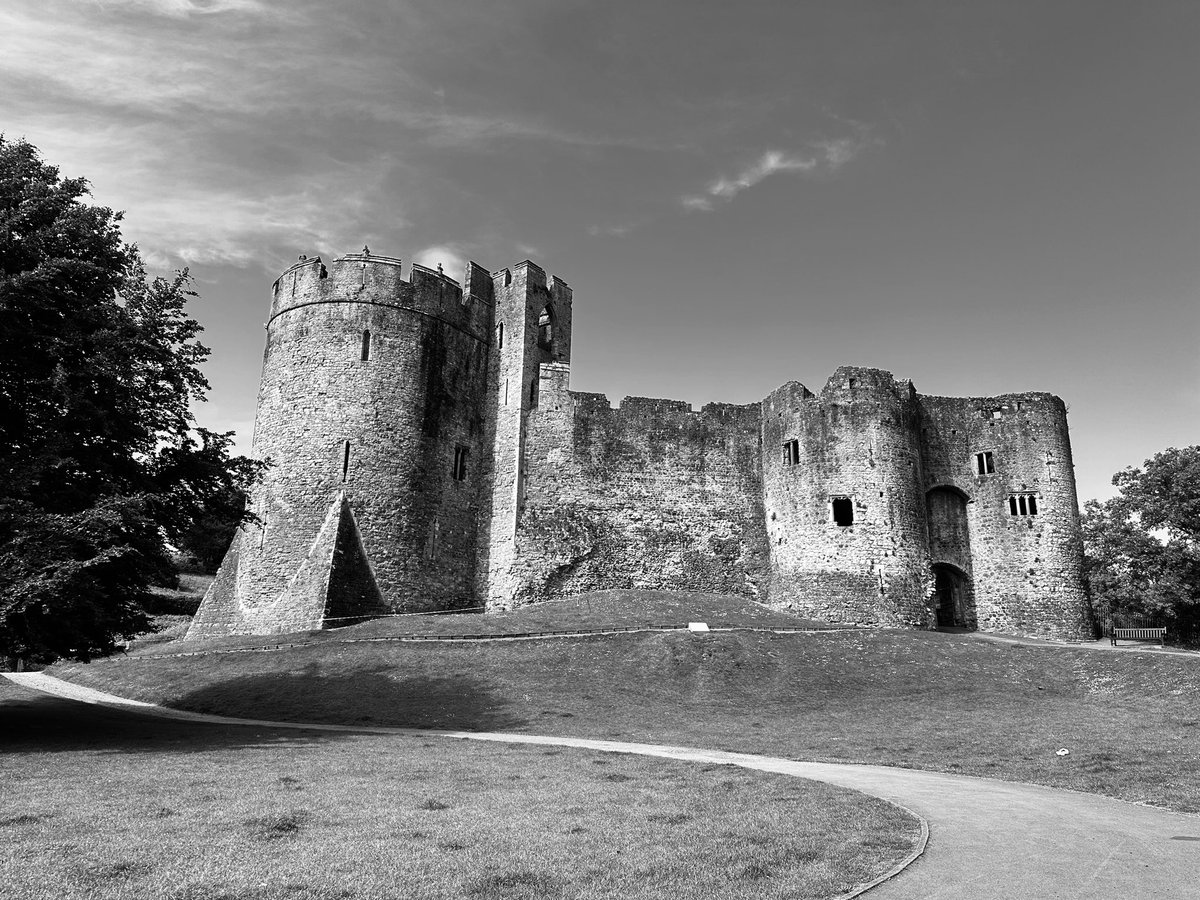 #Gallery365SaturdayMono #Gallery365in2024 @Gallery365photo #bnwphotography #monochrome Chepstow Castle