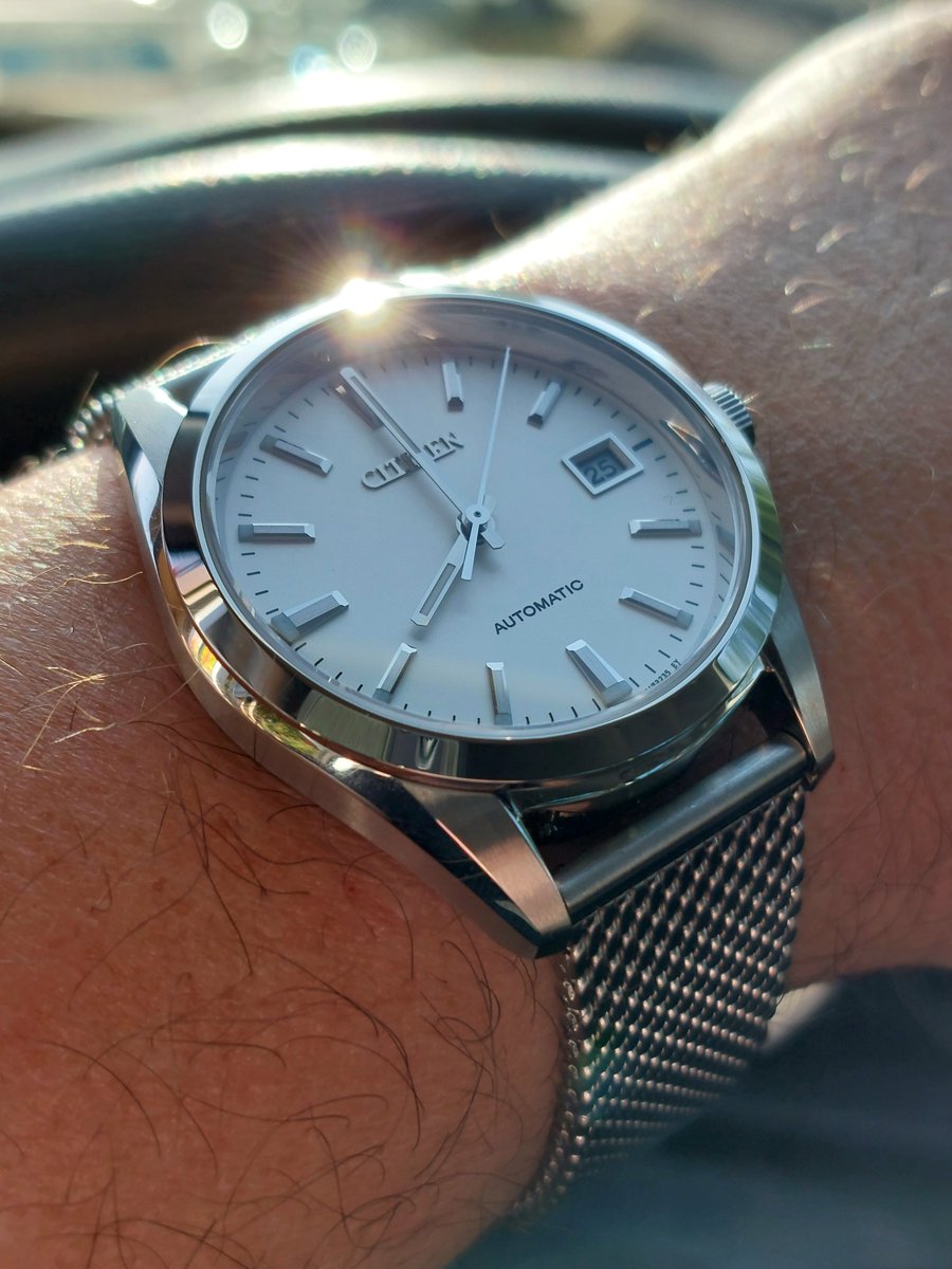 FarandPaulJr's tweet image. Good Citizen morning!

Have to work today, but that's ok, it's bright and sunny outside 🌞

Today's selection is the NB1050-59A on metal mesh 😎

#citizen 
#citizenwatch