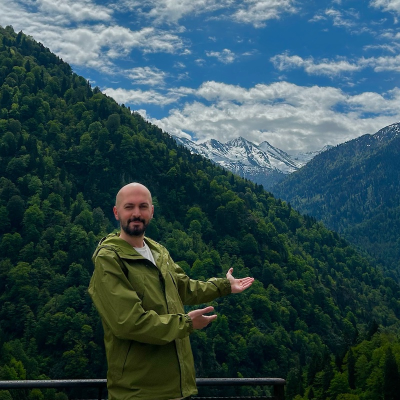 withogulcandev's tweet photo. @famuratt ile köprüler, şelaleler ve kaleler derken birçok yeri gezdik ve kombinime uygun renklerde birçok yerde fotoğrafım olmuş oldu. 

Zil Kale, Sevdaluk dizisinin çekildiği Çamlıhemşin'in Şenyuva Köyü, Palovit şelalesi ve Elevit yaylasına çıktık.

🌍 3/8 https://t.co/MxLAo1ccdC