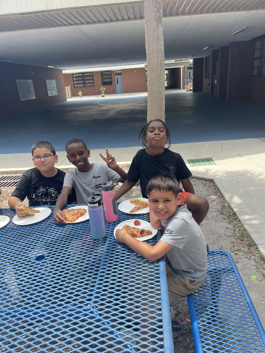Gateway_Gators's tweet image. #GatewayGators🐊 2nd grade AR end of year celebration 🥳 🍕 congrats readers!! 📚 #avid