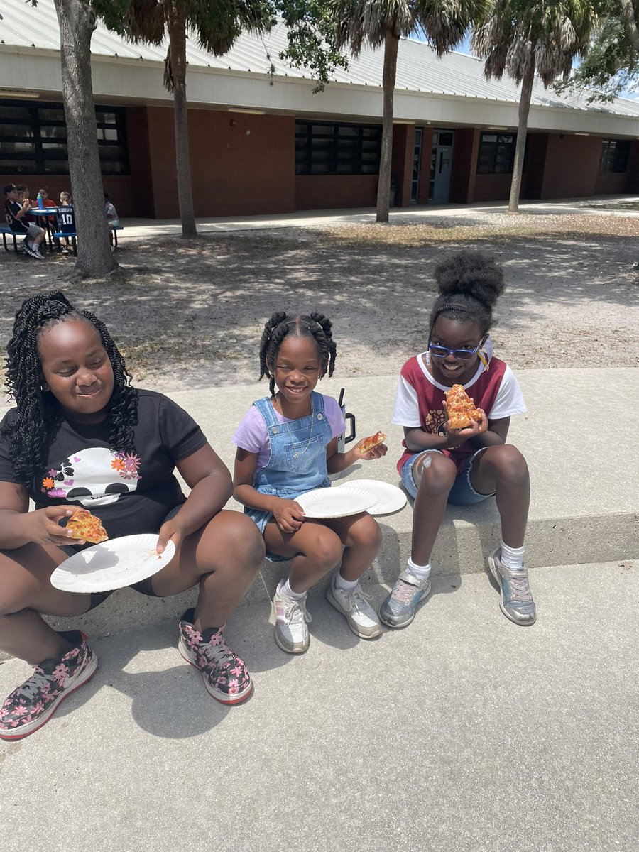 Gateway_Gators's tweet image. #GatewayGators🐊 2nd grade AR end of year celebration 🥳 🍕 congrats readers!! 📚 #avid