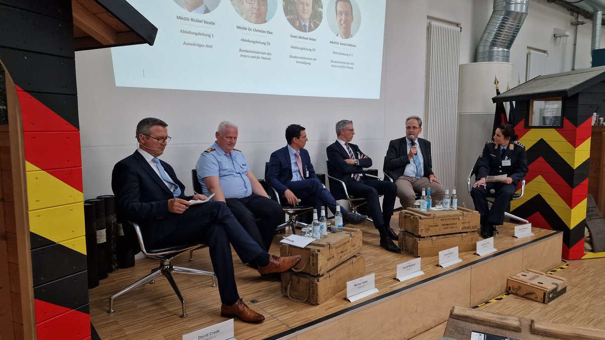 David1Crede's tweet photo. Super Abschluss unserer @BMVg_Bundeswehr-Studie zu IT-Kooperationen zw. Bundesbehörden der Inneren u. Äußeren Sicherheit im @CIHBw! Ein riesen Dankeschön an das (erweiterte) Studienteam um @cassiniAG, ITIS GmbH der @unibw_m, @BwCon_Inhouse und @BWI_IT! ❤️ #GemeinsamEinfachMachen https://t.co/YUGPleS2Ld