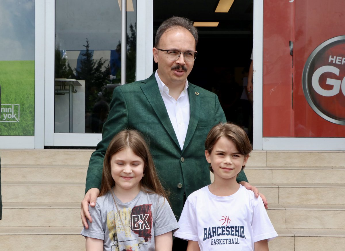 SiirtValiligi's tweet photo. Valimiz Sn. @Dr_KemalKzlkaya , Cumhuriyeti Başsavcısı Sn. Tuğan Sarıca ile birlikte Siirt Özel Bahçeşehir Kolejini ziyaret ederek, Öğrencilerin hazırladıkları yıl sonu ‘Resim ve Stem Sergisi’ni açılışını gerçekleştirdi. 

Sergideki eserleri inceleyerek, öğretmen ve öğrencilerle sohbet eden Vali Kızılkaya, okul idaresi, öğretmen ve öğrencileri kutladı.

#EğitimİlkÖnceliğimiz
#ResimSergisi
#Siirt