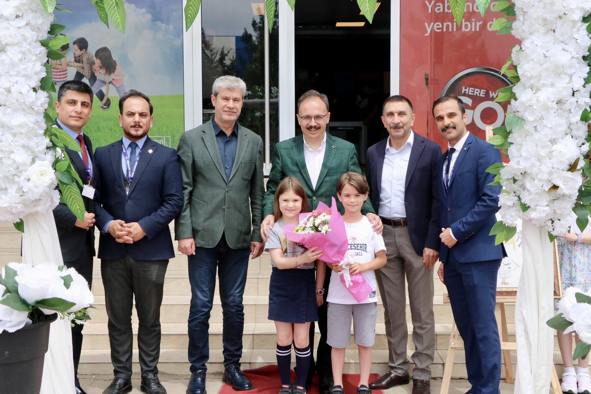 SiirtValiligi's tweet photo. Valimiz Sn. @Dr_KemalKzlkaya , Cumhuriyeti Başsavcısı Sn. Tuğan Sarıca ile birlikte Siirt Özel Bahçeşehir Kolejini ziyaret ederek, Öğrencilerin hazırladıkları yıl sonu ‘Resim ve Stem Sergisi’ni açılışını gerçekleştirdi. 

Sergideki eserleri inceleyerek, öğretmen ve öğrencilerle sohbet eden Vali Kızılkaya, okul idaresi, öğretmen ve öğrencileri kutladı.

#EğitimİlkÖnceliğimiz
#ResimSergisi
#Siirt