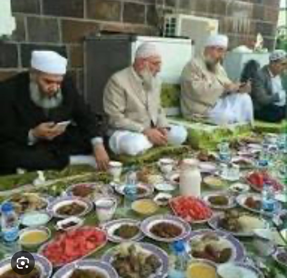 TC_MCG's tweet photo. Sizce hangileri uyutulmalı ? https://t.co/QrwSuzYnAd