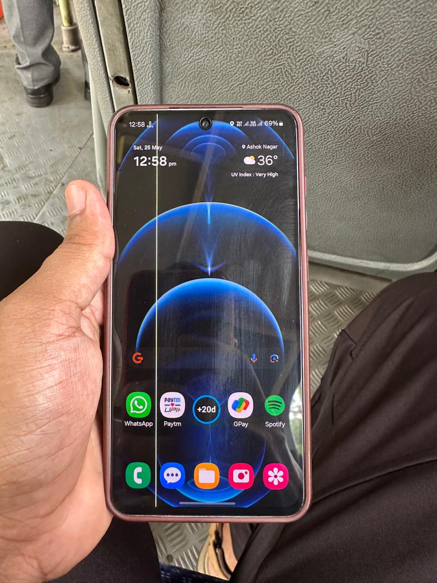 Ramkrushna259's tweet photo. I have got an display line problem on my s21 fe phone.Please samsung solve such problems.Its a flagship series phone.
@SamsungIndia 
@SamsungMobile 
@Samsung 
@jagograhakjago 
@CTATech 
@GoI_MeitY
@SamsungExynos https://t.co/6GEy9a5izP