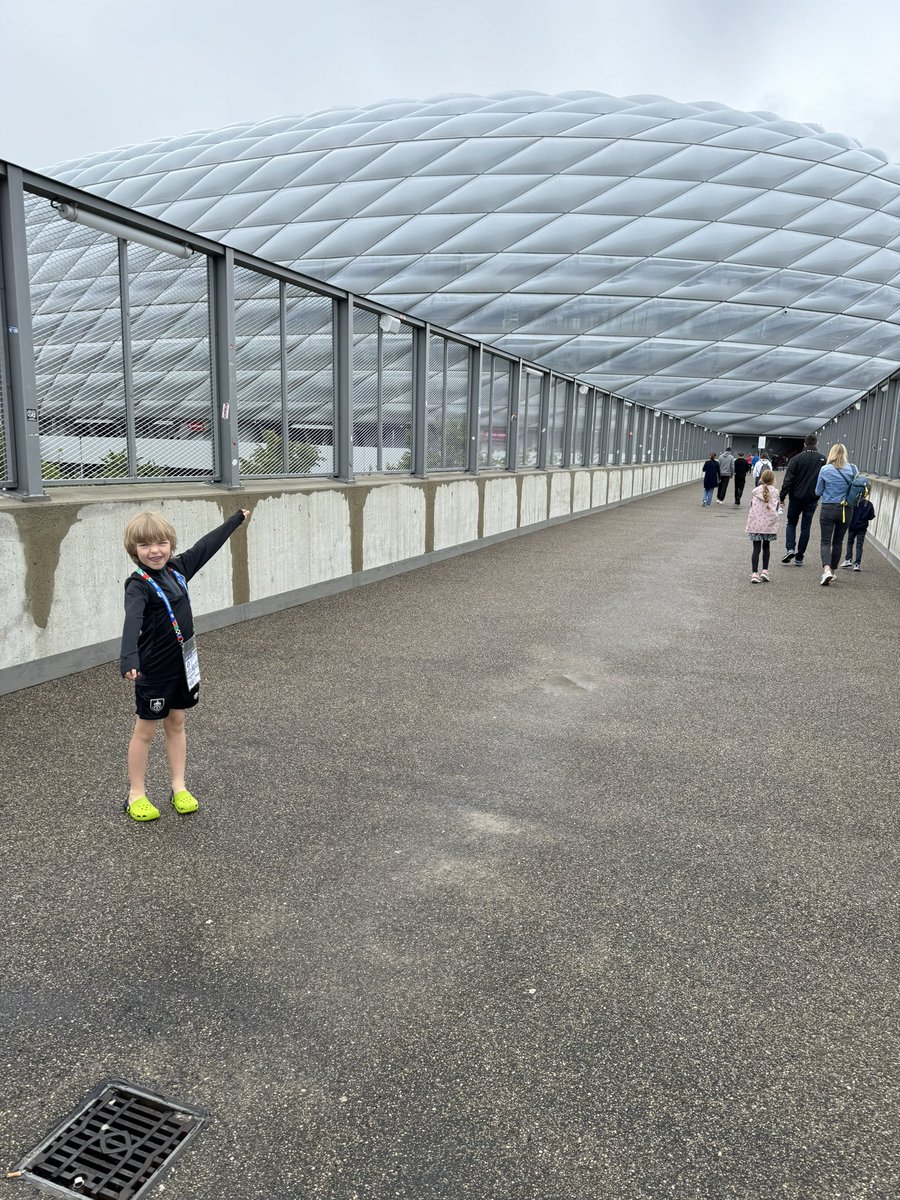 No idea why mr Kompany would prefer this to Turf Moor, no culvert to be spotted anywhere, no Bene either!