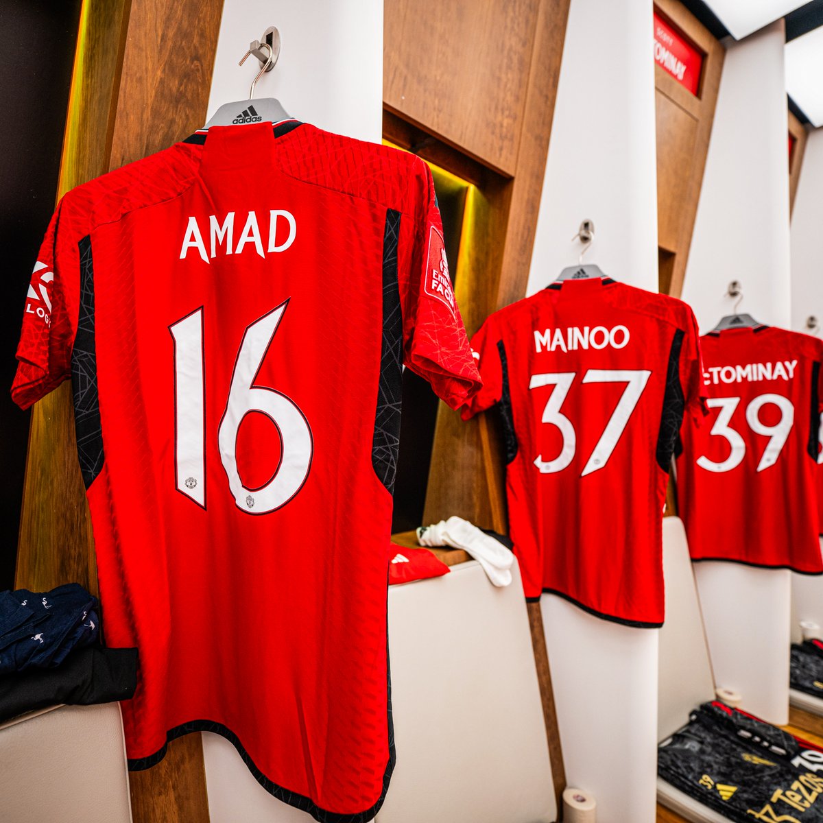ManUtd's tweet photo. Say hello to your #FACupFinal Reds 👋

COME ON UNITED!!! 🔴⚪️⚫️

#MUFC