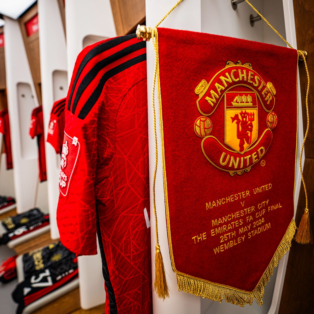 ManUtd's tweet photo. Say hello to your #FACupFinal Reds 👋

COME ON UNITED!!! 🔴⚪️⚫️

#MUFC