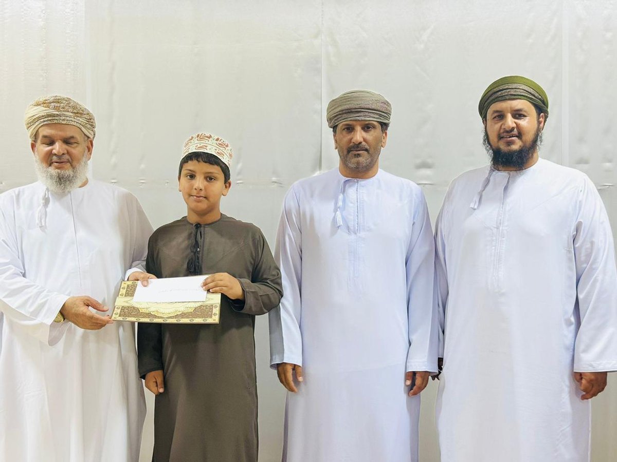 hamst_khier's tweet photo. اهتماماً بالنشء وحرصاً على تعلم القرآن الكريم
وتحت رعاية عضو مجلس الشورى السابق
الفاضل/صالح بن سالم الجعفري
مجموعة همسة خير للأعمال الخيرية
تكرم الفائزين في مسابقة (تاج الوقار)
لحفظ القرآن الكريم
بحضور الأهالي وجمع من أعيان المنطقة
بارك الله في أبنائنا وجزى المحسنين خير الجزاء https://t.co/TT496cbEvb