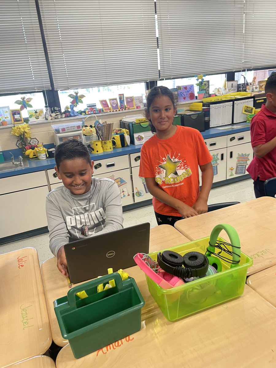 Gateway_Gators's tweet image. #GatewayGators🐊 4th grade scholars presenting their biography research 🧐 PowerPoints. #avid #LeeSchools