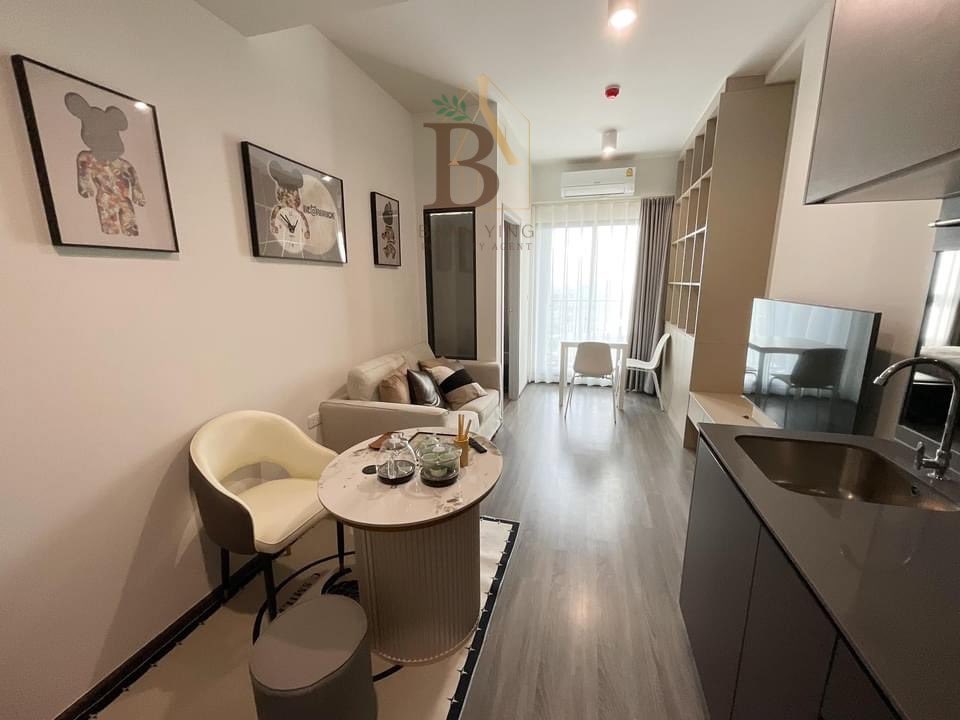 คอนโดใหม่ทันสมัยสุดในสามย่าน ระบบ face scan เข้าอาคาร มีรปภ.ดูแลตลอด24ชม. ส่วนกลางมีที่อ่านหนังสือก็เปิดตลอด24ชม.😍

** ไอดีโอ จุฬา-สามย่าน **
- 1 ห้องนอน 1 ห้องน้ำ 
- พื้นที่ 34.5 ตารางเมตร
.
💰ค่าเช่า: 25,000 บาท/เดือน
#dek67 #ideochula #คอนโดใกล้จุฬา #bbacu #แพทย์จุฬา