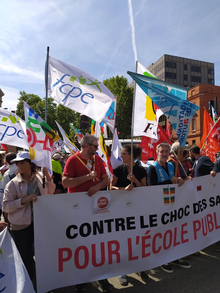 Contre le #ChocDesSavoirs, Pour l'#ÉcolePublique !

#Manifestation colorées et joyeuse à #Toulouse ce #25mai à l'appel de l'intersyndicale de l'#Éducation et de la @FCPE_nationale !

Ensemble, #NousNeTrieonsPasNosElèves : la bataille continue dans les prochaines semaines !