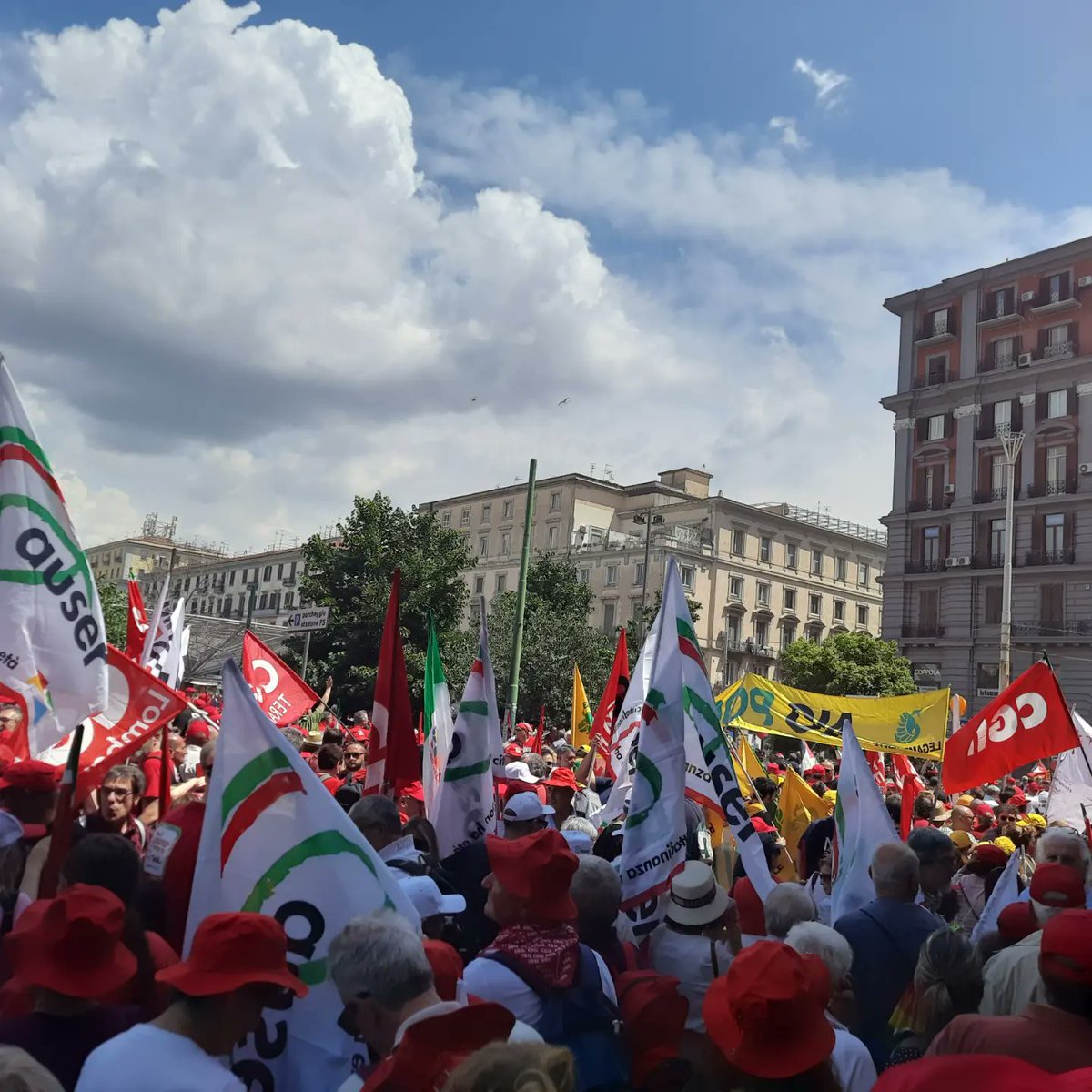 AuserNazionale's tweet photo. @LaViaMaestra: a Napoli in piazza insieme a @cgilnazionale associazioni e cittadini per la democrazia, la pace, la giustizia sociale a difesa dei valori della Costituzione.
#Auser c'è. https://t.co/NI3RSwC5Za