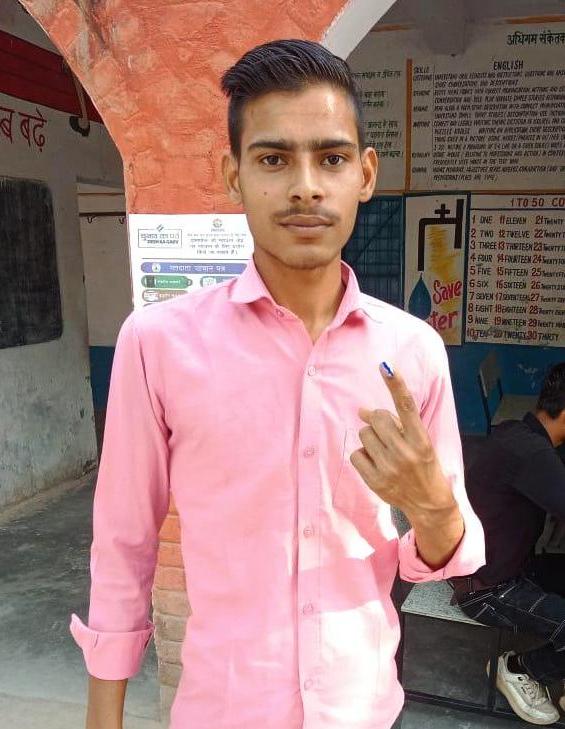 #Elections2024 | The youth participated enthusiastically in the great festival of democracy. This morning itself, a large number of young voters reached the polling booth to exercise their rights. #faridabadloksabha #ECI #ChunavKaParv #DeshKaGarv #IVoteForSure