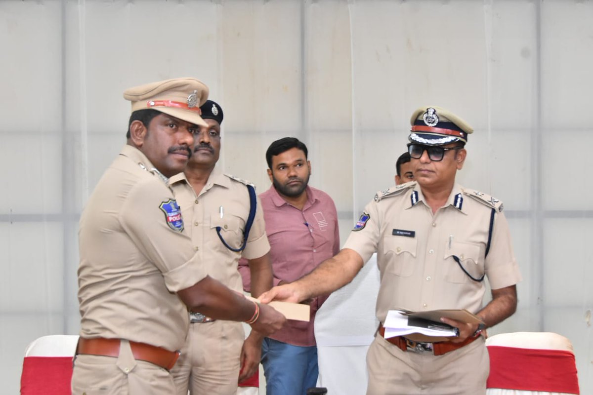 dcpmancherial's tweet photo. House burglaries gang of 7 members was #arrested by Mancherial Zone #Police.
Gold, Silver ornaments, Honda Shine Bike, LED TV, Home Theatre, Guitar all W/Rs. 11,72,000/- were recovered.
@cpramagundam sir appreciated the police team who made commendable efforts in apprehension. https://t.co/Jugmp1Bn3r