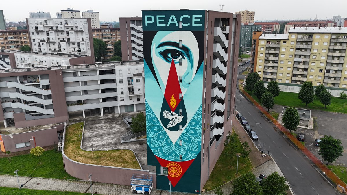 'Tear flame' è il titolo del murale che inneggia alla Pace donato a #Milano dallo street artist Shepard Fairey, in arte @OBEYGIANT. In @FdVMilano, fino al 27 ottobre, in mostra molti suoi lavori realizzati in 35 anni di carriera in tutto il mondo. Info su obeymilano.it