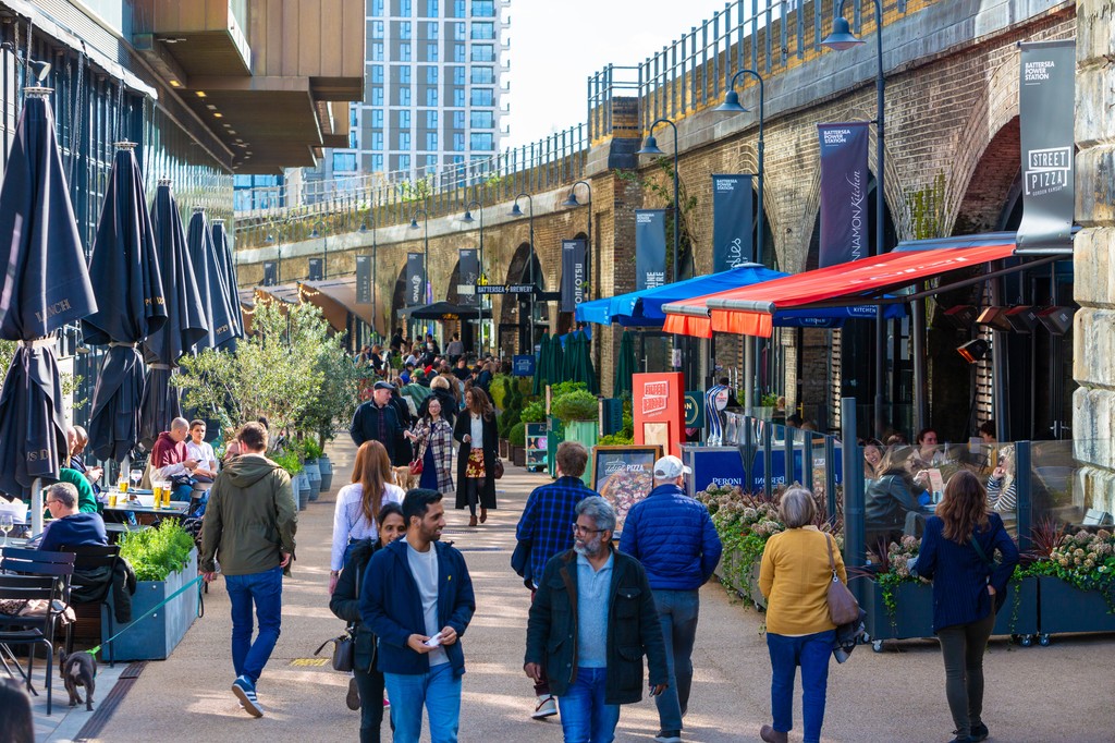 Bank holiday vibes are in full swing and Arches Lane is looking divine – if we do say so ourselves 😇 Enjoy a fantastic selection of restaurants and bars under the Arches and along the riverfront. See you there! 🍻🍕 #BatterseaPowerStation #ArchesLane #BankHoliday #London