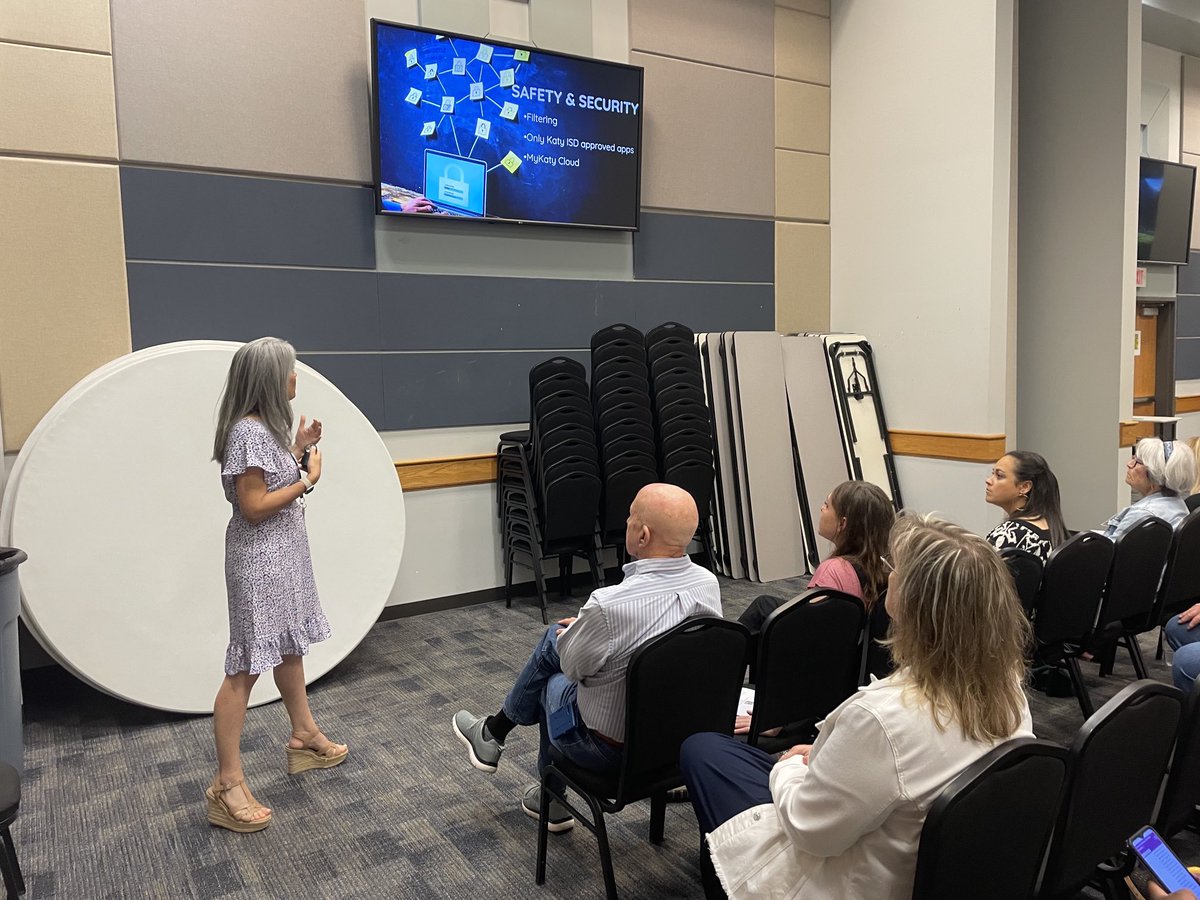 My fabulous colleague ⁦@TechEAdams1⁩ presenting 1:1 to our community members ⁦@katyisd⁩ #LeadershipKaty ⁦@KatyisdInstTech⁩