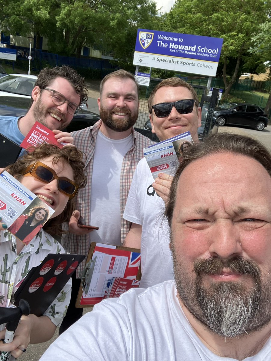 vincemaple's tweet photo. Great to be out in the blinding sun with Will, Hannah, Steve &amp; Jack in Rainham.

People taking posters and saying they will be voting @naushabah_khan 

#Change https://t.co/36ILmEz9VC