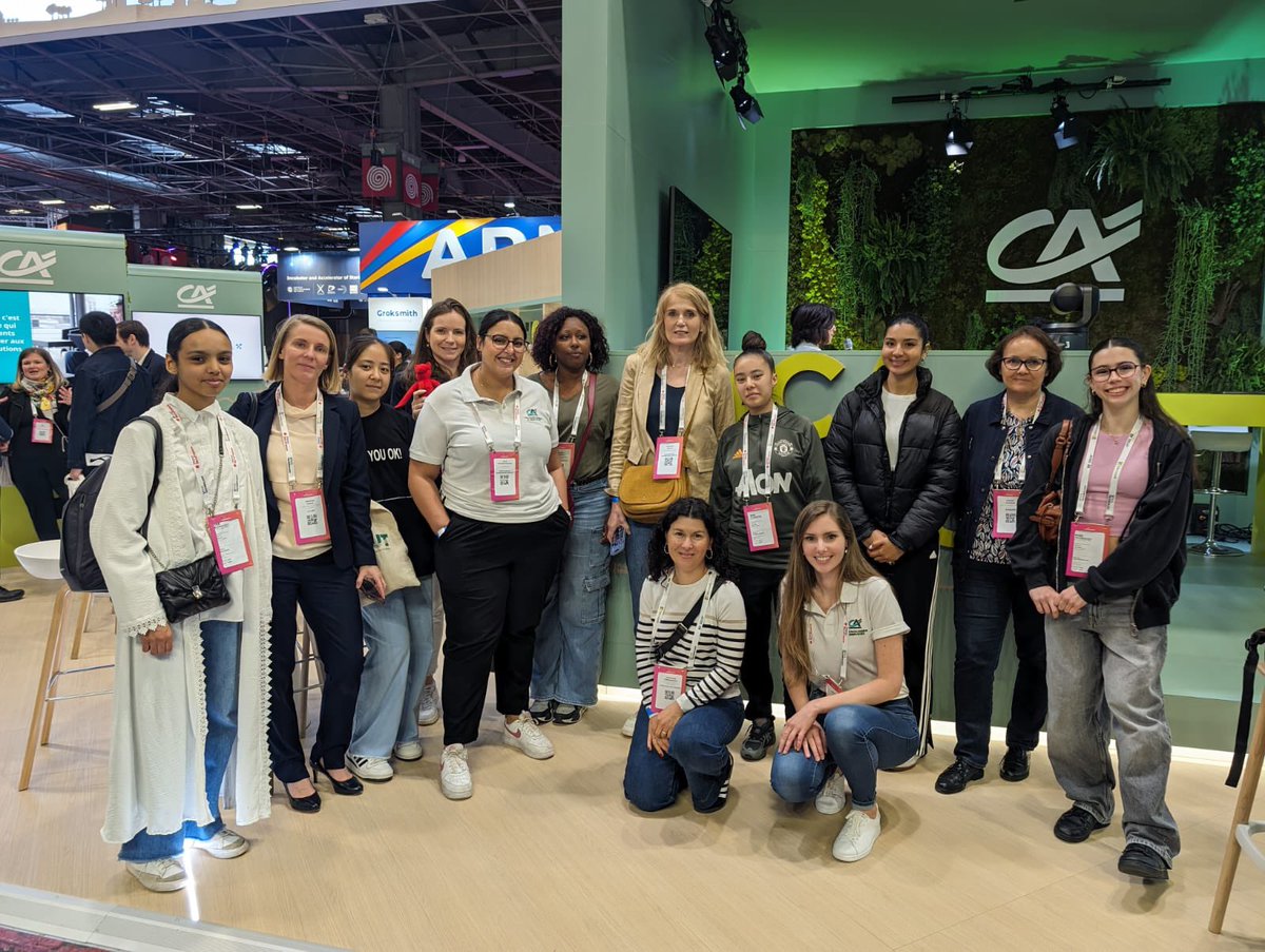 Credit_Agricole's tweet photo. Pour notre dernier jour à #VivaTech, 10 collaboratrices ont pris part à l’Opération 100+100, une rencontre exceptionnelle entre 100 collégiennes et 100 femmes travaillant dans la #tech.

L’objectif ? Démystifier le monde de la technologie et créer des vocations chez ces collégiennes qui vont bientôt choisir leur orientation professionnelle et leurs spécialités en fin de classe de 2nde.

#CAVivaTech  @CA_TS_ @ca_indosuez  @BforBank @CACEIS @ca_gip