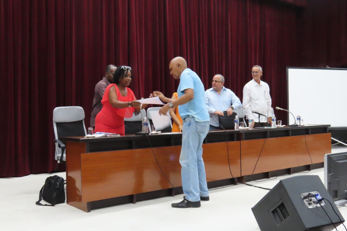 Merecido reconocimiento a los miembros salientes del Comité PCC en la Asamblea de Balance del @MEP_CUBA por el trabajo realizado y fueron elegidos los nuevos integrantes para el nuevo periodo. Muchas felicidades para todos. 👏🏼👏🏼👏🏼