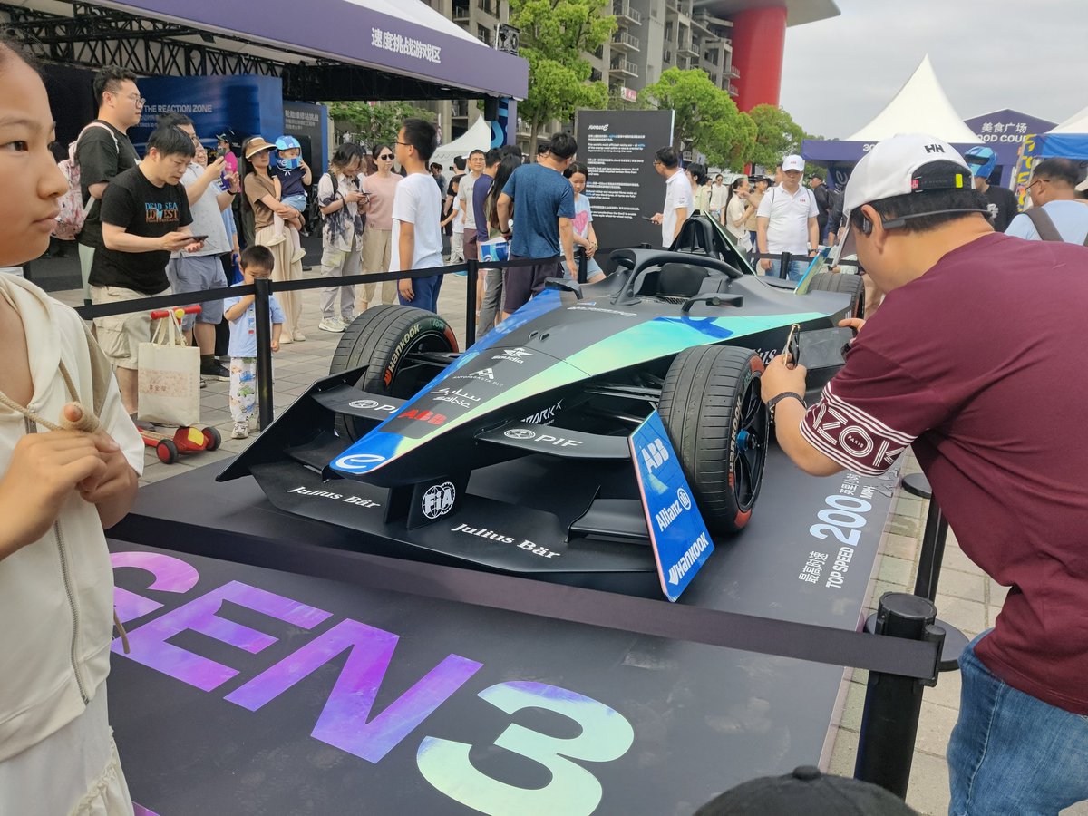 DianRacingtj's tweet photo. Honored to be invited by FiA to showcase our race car DRe23 at the Formula E Shanghai event this weekend! 
From engineering students to the professional racing world, different cars, but united in driving the transition to EV🏁🏎️
 #FormulaE #DIANRacing #GirlsOnTrackFE https://t.co/yIn0YO03dK