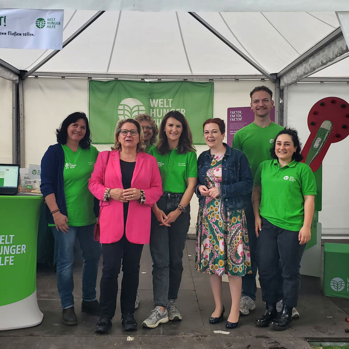 Welthungerhilfe's tweet photo. Beim Fest der Demokratie heute in #Bonn zeigen wir unsere Arbeit, informieren über Klimawandel und Hunger und den #ZeroHungerRun. Am Stand der Welthungerhilfe schauten auch Entwicklungsministerin @svenjaschulze68 @bmz_bund und OB @katjadoerner @BundesstadtBonn vorbei. https://t.co/kL8gnK4h2A