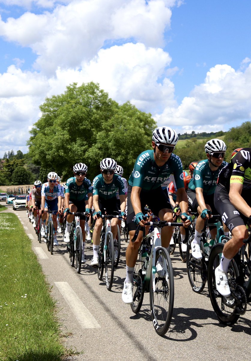 🤝 Nuestros cinco ciclistas atentos en el pelotón mientras superamos las cotas más extensas de la etapa 

📍 3’40” de ventaja para una fuga de siete corredores a 53km de meta #AlpesIsèreTour