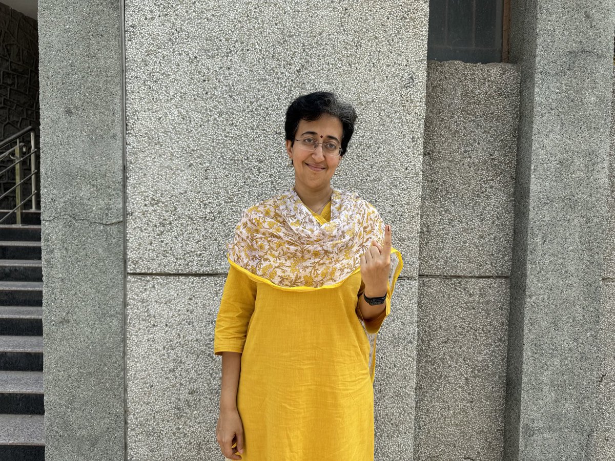 मैं अपना वोट तानाशाही के ख़िलाफ़ डाल कर आई हूँ,

मैं अपना वोट लोकतंत्र बचाने के लिए डाल कर आई हूँ,

मैं अपना वोट संविधान बचाने के लिए डाल कर आई हूँ,

आप भी डाल कर आइयेगा…
<a href="/AtishiAAP/">Atishi</a>