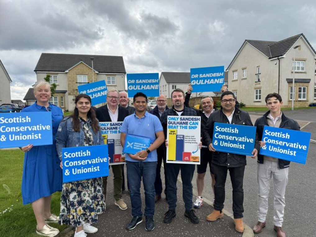 Great to be out campaigning with @Sandeshgulhane for East Renfrewshire, in Barrhead earlier today with @PamGosalMSP  & @Jackson_Carlaw MSP

@ScotTories