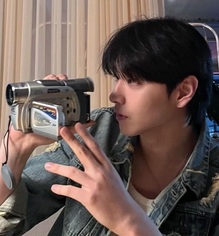 대부분 헤헤아기개 모드지만,
웃고 있지 않은 무표정의 냉한, 그런 바이브를 쭈와함